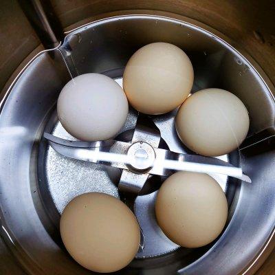 鄉巴佬家常鹵蛋的做法（吃貨們決不能錯過的清香入味的茶香鄉巴佬鹵蛋）2