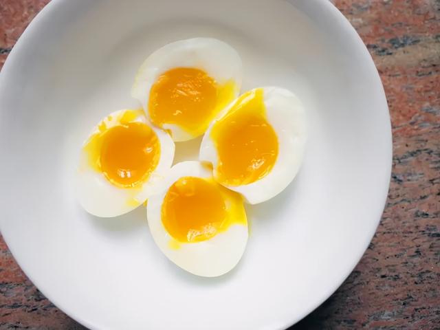 早上空腹吃煮雞蛋後能喝豆漿嗎（早餐這樣吃雞蛋）2