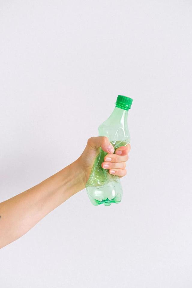 塑料瓶裡的水可以吃嗎（别再用塑料飲料瓶裝吃的了）7