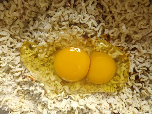 火雞面搭配雞蛋裡面的雞蛋怎麼煎（火雞面加上2個雞蛋）1