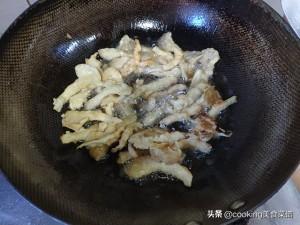 平菇怎麼炒好吃又簡單的做法大全（家常素菜菜譜椒鹽平菇）4