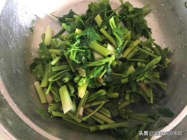 芹菜葉和什麼拌着做涼菜最好吃（适合夏季的家常菜涼拌芹菜）6