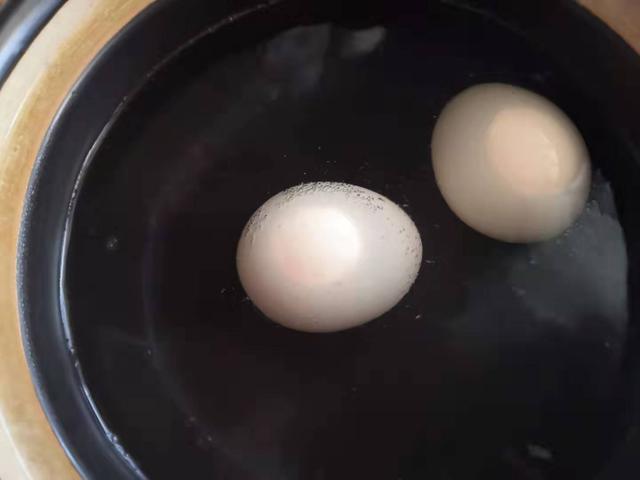 艾葉雞蛋怎麼做好吃竅門（艾葉煮雞蛋做法簡單）4