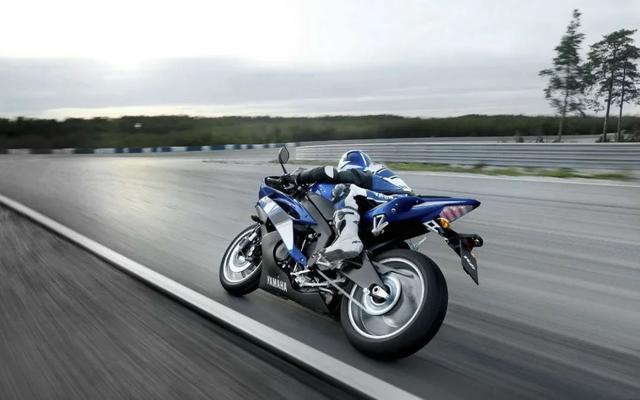 一般摩托車一升油能跑多少公裡（一輛加滿油的摩托車大概能跑多遠）3