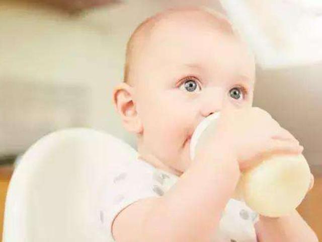 如何教5個月的寶寶用吸管杯喝水