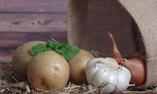 土豆發芽還可以吃嗎需要怎麼處理（發芽土豆還能吃嗎）3