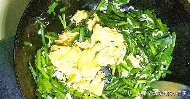 韭菜雞蛋蝦皮可以一起炒嘛（不放鹽能補鈣還特别鮮的韭菜炒雞蛋）6