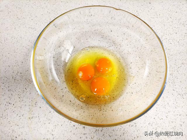 怎麼用面粉做蛋卷冷了就能香脆（想吃蛋卷不用買）6