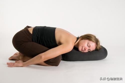 三個瑜伽動作改善頸椎疼痛（九個瑜伽姿勢修複頸椎前傾）1