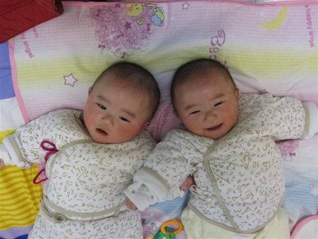 懷孕雙胞胎在踢肚子（發現雙胞胎寶寶在媽媽肚中互揍對方）3