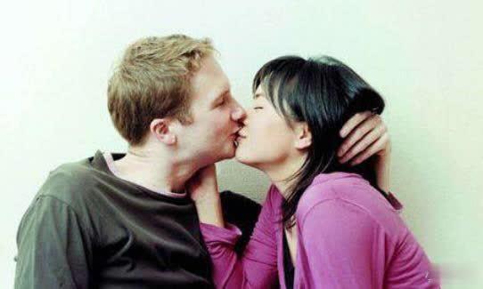 夫妻經常接吻的好處和壞處（夫妻接吻時伸舌頭有什麼好處）1