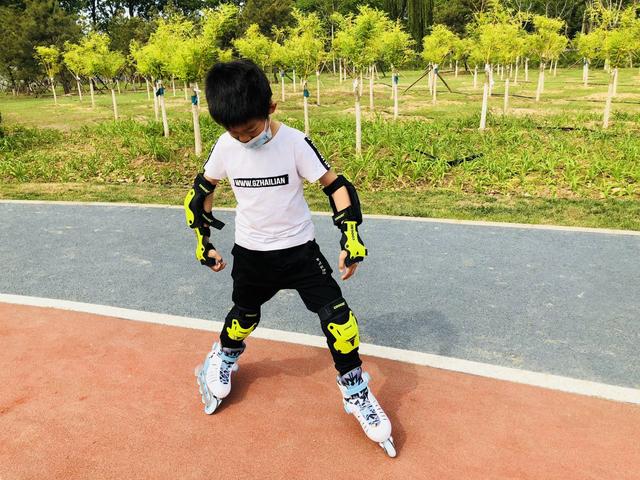 兒童初學用碳纖維輪滑鞋（穿上就不肯脫的酷騎兒童輪滑鞋）6