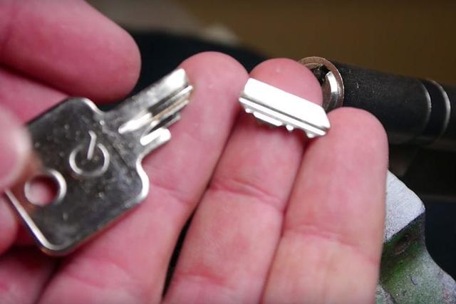 鑰匙斷在鎖孔怎麼取出（如何在不需要鎖匠的情況下從鎖上取出壞了的鑰匙）1