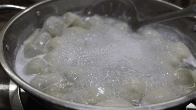 速凍餃子冷水下鍋還能煮多久（水開下鍋就錯了）6