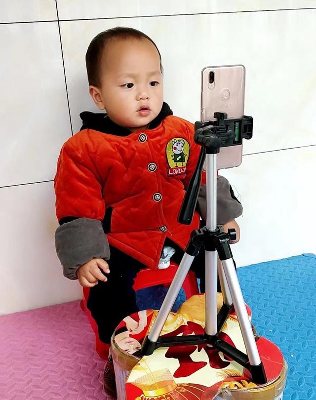 兒童散光遠視可以看手機嗎（孩子愛看手機兩歲體檢時）3