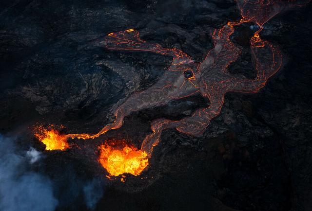 冰島火山噴發幾天了（他鏡頭下的燃燒的冰島火山）15