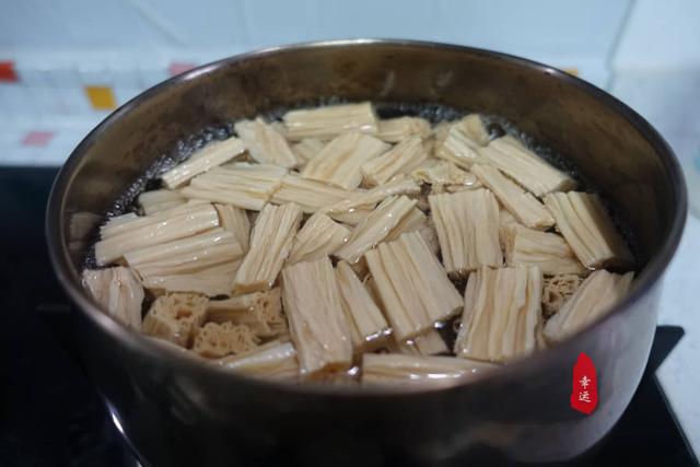 腐竹拌五香花生米的做法大全（腐竹花生米小菜）5