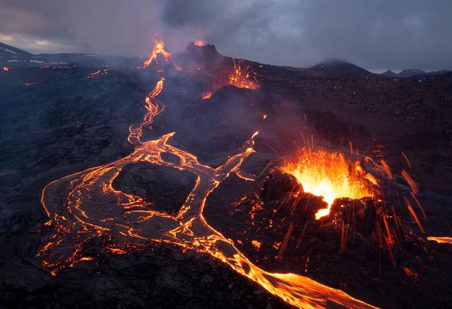 冰島火山噴發幾天了（他鏡頭下的燃燒的冰島火山）16