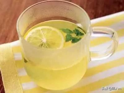 自制檸檬水可以用熱水沖泡嗎（切忌用開水直接泡）3