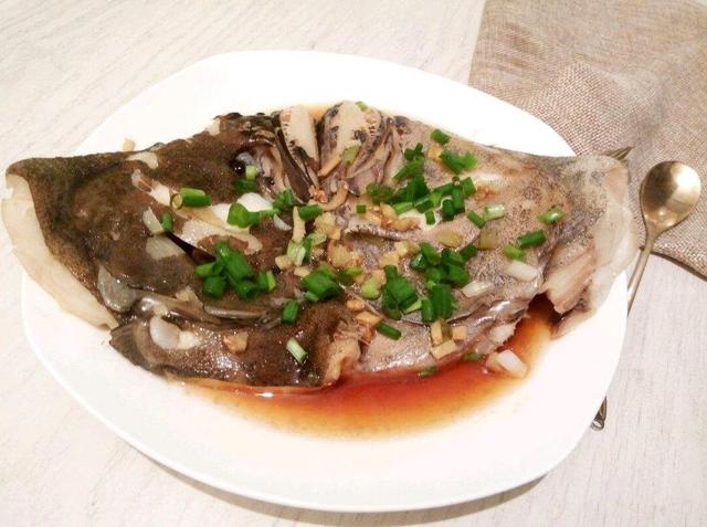 魚頭的10種紅燒魚頭做法（好吃的家常菜推薦:清蒸魚頭）1