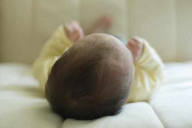 寶寶睡覺枕枕頭與不枕枕頭的區别（寶寶從小睡枕頭和不睡枕頭區别大）9