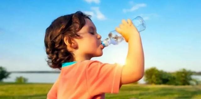 寶寶每天喝水喝多少合适（寶寶喝水指引不同階段）14