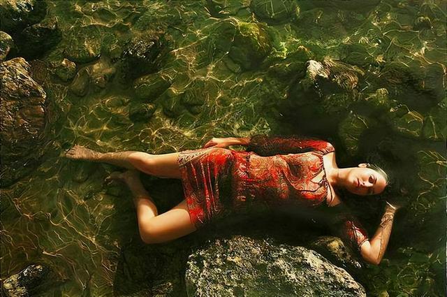 著名油畫人像女（水中的人體畫衣裙裹在身上）5