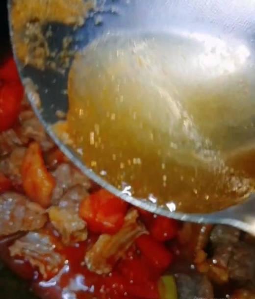 西紅柿炖牛腩湯的家常做法（教你西紅柿牛腩湯的簡易做法）8
