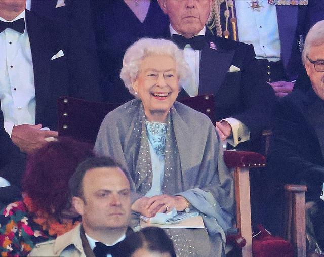 英國女王首次拄拐杖（96歲英國女王閃耀亮相慶典儀式）5