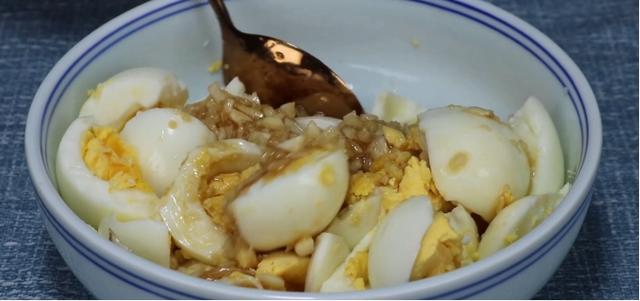 水煮雞蛋最好吃的做法步驟（水煮雞蛋過瘾的吃法）5