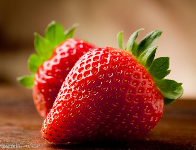 草莓形狀怪異可以吃嗎（奇形怪狀的草莓能吃嗎）1
