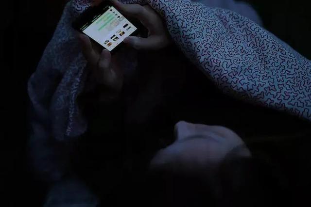 把手機放在枕頭下面睡覺有輻射嗎（晚上把手機放在枕頭邊上會輻射大腦嗎）1