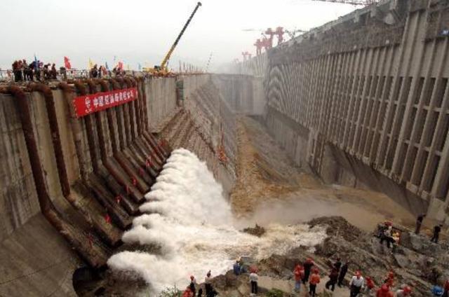 三峽大壩建造用了多少年（投資2500億的三峽大壩建成16年了）8