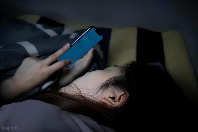 把手機放在枕頭下面睡覺有輻射嗎（晚上把手機放在枕頭邊上會輻射大腦嗎）3