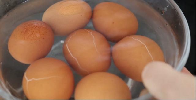 水煮雞蛋最好吃的做法步驟（水煮雞蛋過瘾的吃法）2