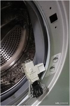 滾筒洗衣機門鎖拆裝（滾筒洗衣機門鎖故障更換維修方法）2