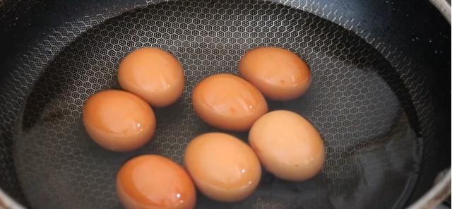 水煮雞蛋最好吃的做法步驟（水煮雞蛋過瘾的吃法）1