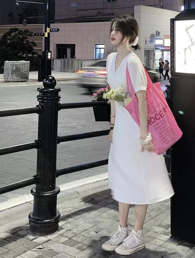 夏天髒粉色長半身裙搭配什麼上衣（女人夏天穿小白裙搭配什麼上衣和鞋子好看）13
