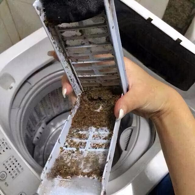 洗衣機洗衣服會沾上白色污漬（洗衣機洗完的衣服上沾滿了小毛絮）7
