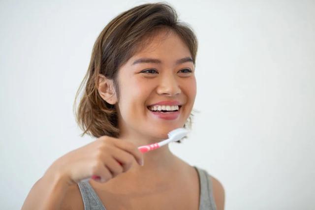 牙齒變黃怎麼辦美白牙膏能改善（美白牙膏牙貼檸檬白醋）3
