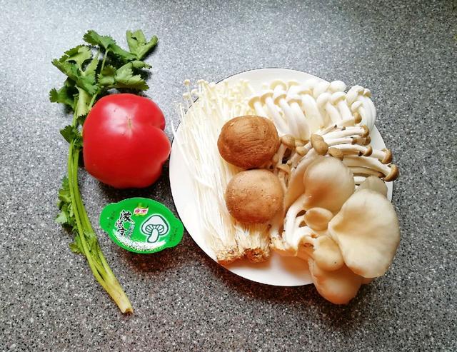 奶白菌菇湯的家常做法（天冷就要多喝湯）4