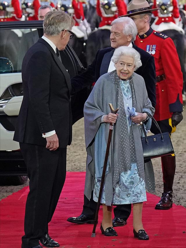英國女王首次拄拐杖（96歲英國女王閃耀亮相慶典儀式）1