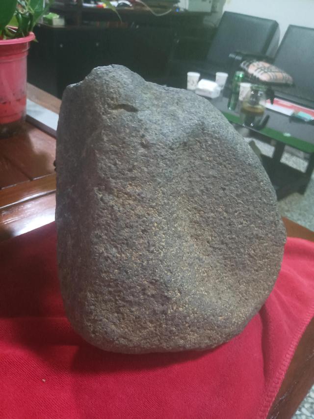 大山發現像鐵塊的石頭是隕石嗎（一塊埋藏在農村草垛裡50多年的石頭）7