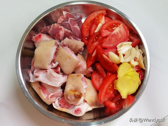 正宗廣東蚝油焖豬手做法（番茄焖豬手不油膩）2