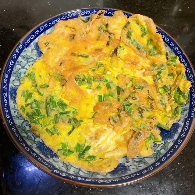 如何做一碗既好吃又容易的煎蛋（沒有不粘鍋也能做出色澤金黃的蔥花煎蛋）2