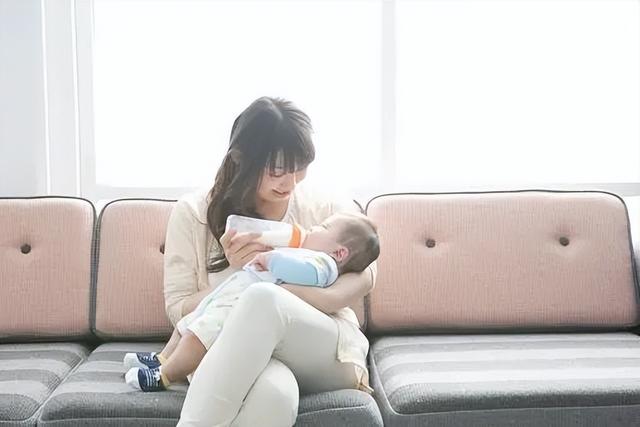 用奶瓶給新生兒喂奶為什麼會吐奶