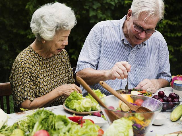 老年人吃什麼補充營養（老年人更需要補充的是這4種營養）2