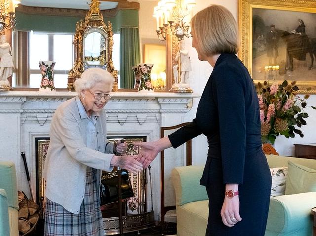 23套着裝解碼英國女王（96歲英女王時隔兩月首次露面）1