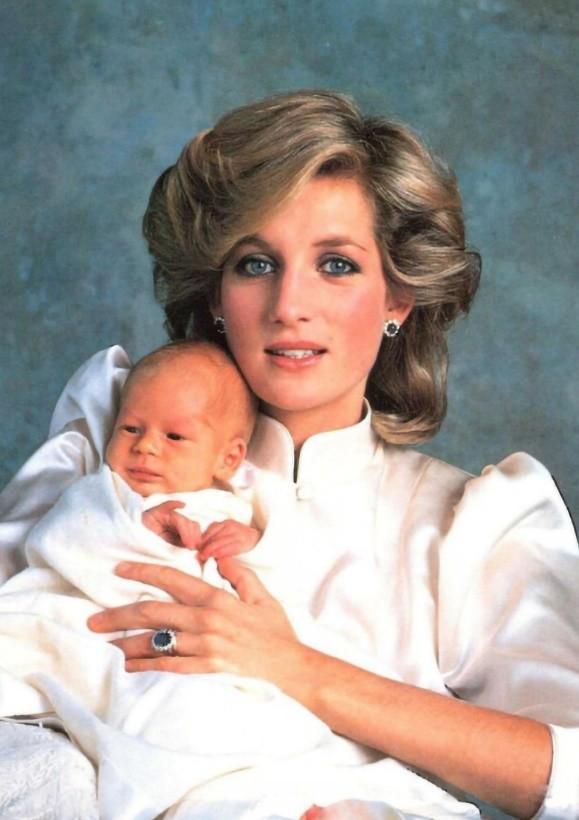 查爾斯和戴安娜生活了幾年（1984年哈裡王子出生）5
