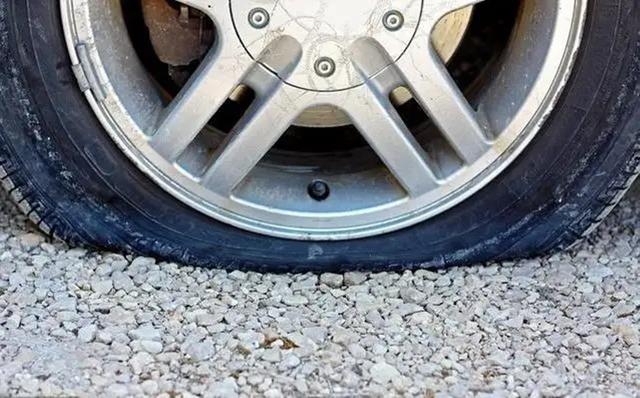 汽車輪胎夾石子的危害（汽車輪胎縫隙中的小石頭）3